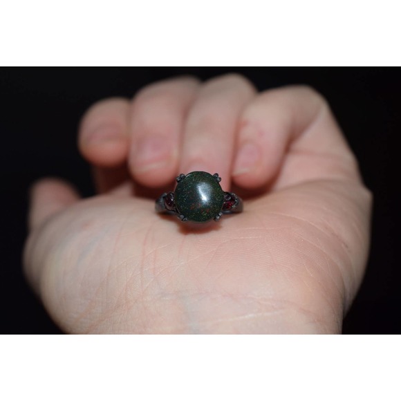 Speckled green Agate with ruby side stones size 6 black sterling silver … - Picture 1 of 7